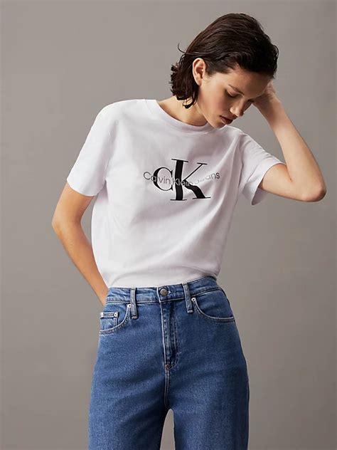 Calvin Klein < online .